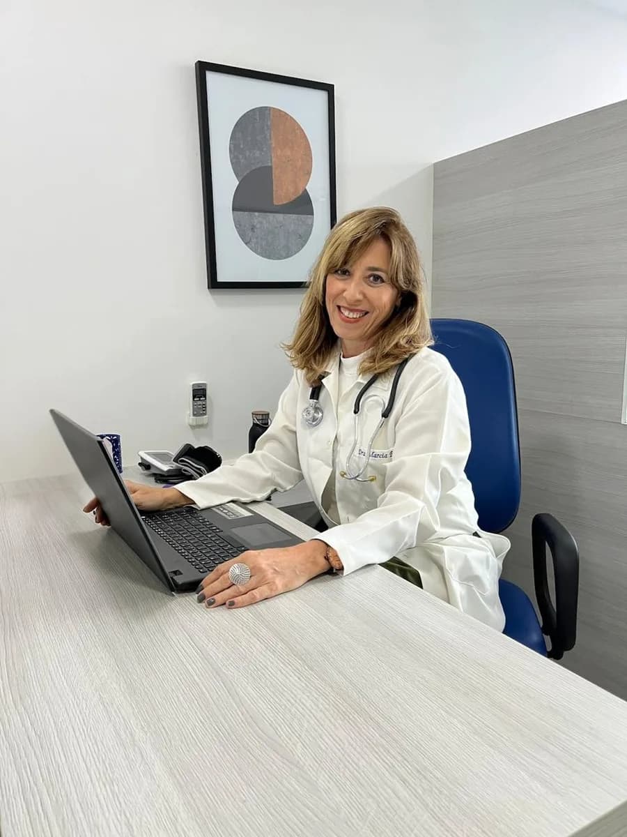 Dra. Marcia Babo em atendimento por telemedicina